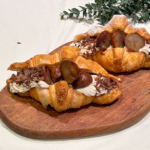 栗とホイップクリームをサンドしたクロワッサン