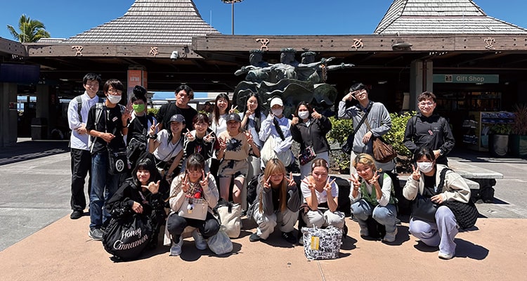 記念撮影をする学生たち