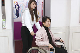 車椅子を押す学生