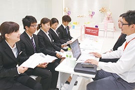 企業様の説明を受ける学生たち