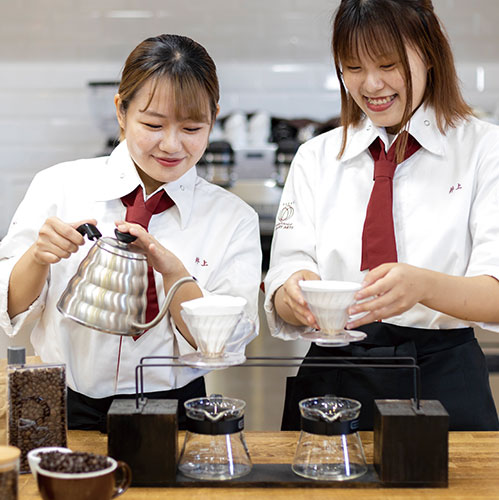 コーヒーを淹れる学生