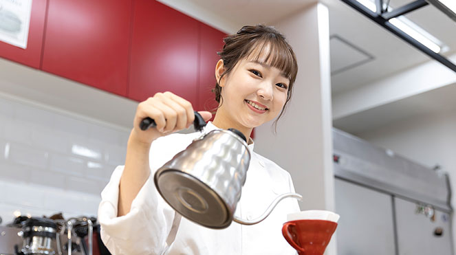 コーヒーを淹れる学生