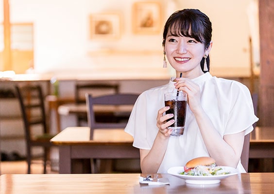 アイスコーヒーを飲む人